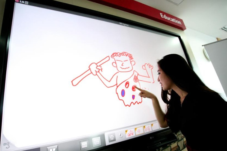 Daftar Harga Papan Interaktif Digital yang Fantastis Wujud Nyata Komitmen Pemerintah Meratakan Kemajuan Pendidikan