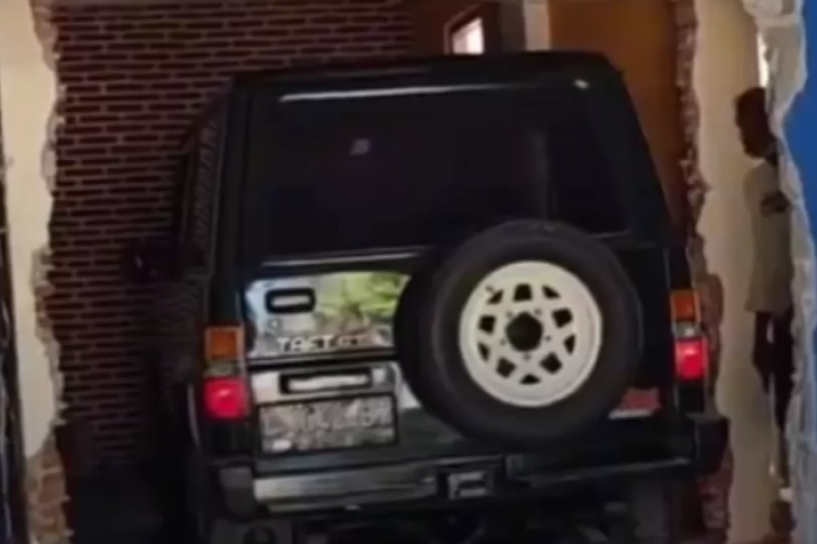 VIRAL! Evakuasi Mobil Daihatsu Taft GT 4x4 Di Salatiga Tuai Perhatian di Media Sosial Sampai Bongkar Tembok Rumah