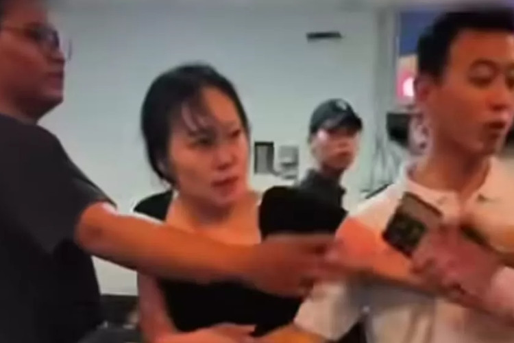 Viral Video WNA China Ngamuk Usai Tabrak Dua Pengendara Motor di Semarang, 1 Tewas! 